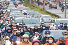 Dòng xe cộ ken đặc phố phường Hà Nội ngày đầu đi làm sau kỳ nghỉ Tết
