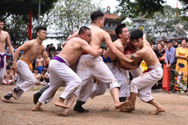 Trai làng đua nhau vật cầu nặng 20 kg, hàng nghìn người cổ vũ