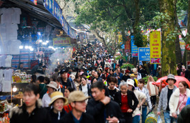 Biển người trẩy hội chùa Hương trong ngày đầu khai hội