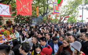 Ngày đi làm đầu tiên của năm mới 2024, Phủ Tây Hồ đông đặc người 