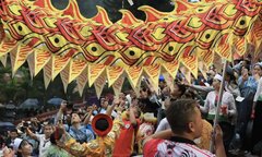 Khách hành hương đội mưa 'hứng lộc' trong ngày khai hội chùa Hương