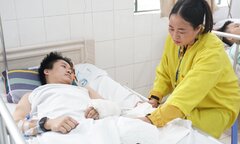 Mẹ đau đớn nhìn con sáng đi làm còn lành lặn, chiều về thành người khuyết tật