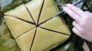 Mẹo cắt bánh chưng bằng dao không bị dính