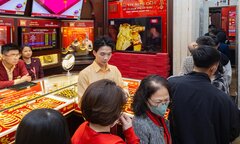 Đổ xô xếp hàng mua vàng trước ngày vía Thần Tài, nhiều nơi hết vàng gián đoạn
