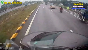  Chuyển hướng cắt mặt xe tải, ô tô con bị tông xoay ngang đường