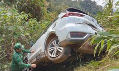 Ô tô con lao xuống vực sâu 20 mét ở huyện biên giới Quảng Trị