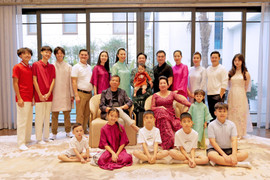 Cường 'Đô La' khoe ảnh đại gia đình đầu xuân