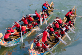 Hà Tĩnh: Nín thở xem các bóng hồng đua thuyền trên sông Ngàn Phố