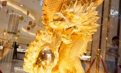 Cận cảnh tượng rồng vàng dát vàng 9999 chào đón ngày vía Thần Tài 2024