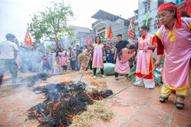 Dân nổi lửa thi nấu cơm, khắp sân đình Thị Cấm, Hà Nội thơm mùi khói