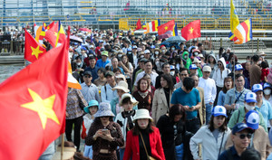 Dòng người 'rồng rắn' du xuân ở ngôi chùa lớn nhất Việt Nam