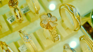 Giá vàng hôm nay 17/2: Biến động mạnh