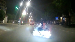 Nữ sinh xe đạp điện sang đường kiểu 'tự sát', tạt đầu ô tô