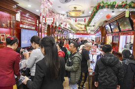 Dòng người chen chúc xếp hàng mua vàng trước ngày vía Thần Tài