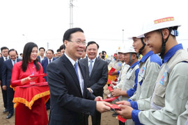 Chủ tịch nước thăm, động viên công nhân thi công đường Vành đai 4 - Vùng Thủ đô