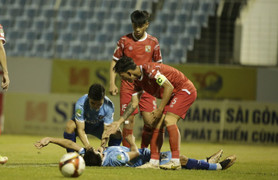 Tiền đạo từng lên tuyển Việt Nam bất tỉnh trên sân