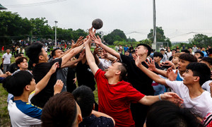 Thanh niên tranh nhau cướp cầu ở lễ hội 4 năm tổ chức một lần 