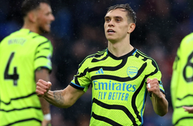 Arsenal đè bẹp Burnley, bám đuổi Liverpool