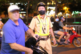 Chở giúp người đàn ông ngoại quốc qua chốt CSGT, tài xế bị phạt 4,5 triệu đồng