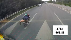 Nam thanh niên nằm rạp lên yên xe máy, lao vun vút trên đường cao tốc 