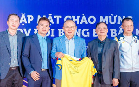 HLV Park Hang Seo ký hợp đồng với CLB Bắc Ninh