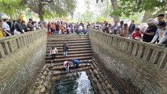 Du khách vượt nghìn km về Đền Cùng - Giếng Ngọc uống nước, rửa mặt cầu may