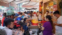 Cả tiệm xuyên đêm không ngủ, phục vụ khách mua vịt, heo quay ngày vía Thần Tài