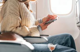 Vì sao nên mặc quần jeans dáng rộng trên máy bay?