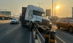 Xe container va vào dải phân cách trên cầu Sài Gòn, kẹt xe kéo dài