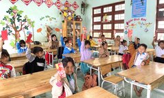 Trở lại lớp sau kỳ nghỉ Tết, gần 1 vạn học sinh ở vùng cao Quảng Nam nhận lì xì