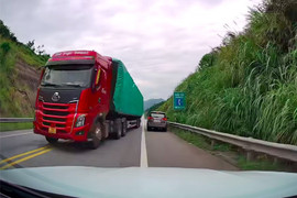 Ô tô lấn làn, vượt ẩu trên cao tốc bị phạt bao nhiêu tiền?