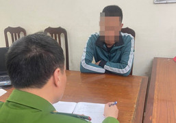 Tài xế 'tung cước' đạp ngã người đi xe máy trên phố Hà Nội khai gì?