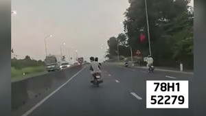 Thanh niên đầu trần lạng lách cản đường ô tô trên quốc lộ 