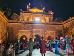 Tour khám phá lịch sử khác biệt ở Hà Nội