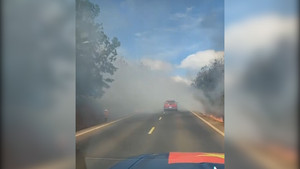 Tài xế căng mắt 'mò mẫm' vượt đường đầy khói