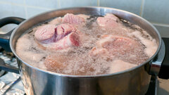 Vì sao canh xương thường nổi bọt khi nấu?