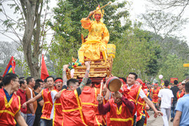Độc đáo cảnh trai tráng tung hô, xoay tròn kiệu chúa ở lễ hội đền Sái
