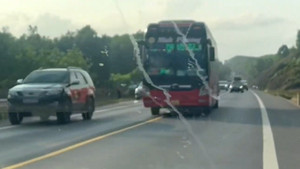 Phẫn nộ hàng loạt ô tô nườm nượp chạy ngược chiều trên cao tốc Cam Lộ - La Sơn