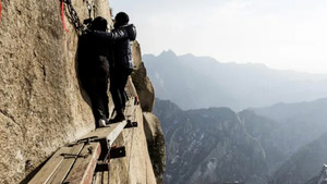 Cận cảnh cung đường leo núi nguy hiểm nhất thế giới