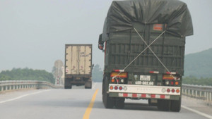 Hãi hùng cảnh ô tô thi nhau lấn làn, vượt ẩu trên cao tốc Cam Lộ - La Sơn