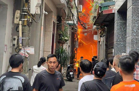 Hà Nội: Cháy kho chứa quần áo cạnh chợ Nành ở Ninh Hiệp