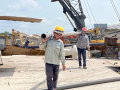 Công nhân đội nắng tăng tốc thi công nút giao gần 3.500 tỷ đồng ở TP.HCM