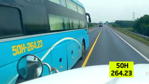 Phẫn nộ tài xế xe khách tạt đầu ô tô trên cao tốc Cam Lộ - La Sơn