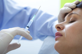 Tiêm filler làm đẹp cằm, người phụ nữ bị chảy mủ trong miệng