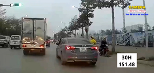 Quệt ngã người đi xe máy, ô tô tăng ga bỏ chạy