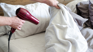 Chăn và giường sẽ ấm hơn nhờ những vật dụng quen thuộc này