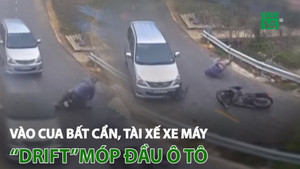 Vào cua bất cẩn, tài xế xe máy 'drift' móp đầu ô tô