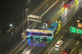 Xe khách xoay ngang sau cú phanh gấp, đường Vành đai 3 ùn tắc trong đêm