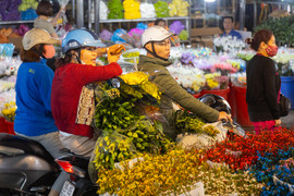 Hoa tươi, thực phẩm dồi dào, giá cả ổn định trước ngày rằm tháng Giêng