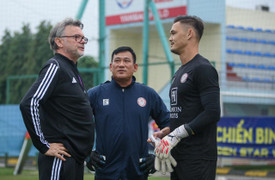 HLV Troussier trở lại Việt Nam, gặp thủ môn Việt kiều ở sân tập